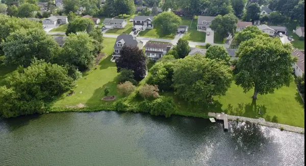 1076 Shoreline Road, Crown Point, IN 46307