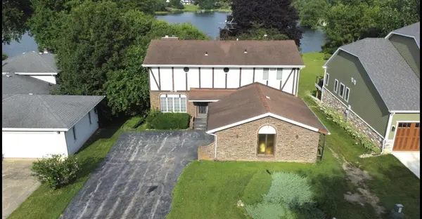 1076 Shoreline Road, Crown Point, IN 46307