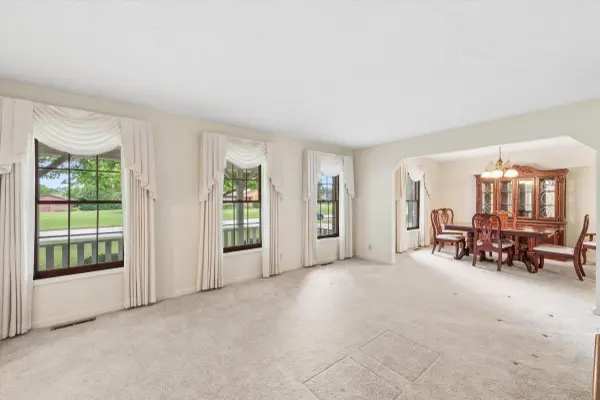 223 Thornhedge DR, Valparaiso, IN 46383