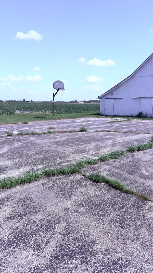 15693 W 800, Francesville, IN 47946