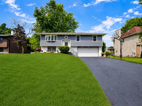 1947 Loganberry LN, Crown Point, IN 46307