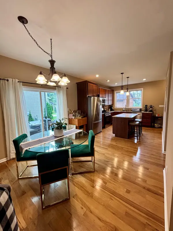 1300 Bobolink RD, Valparaiso, IN 46383
