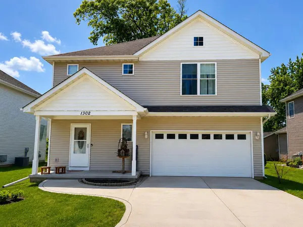 1302 Bobolink RD, Valparaiso, IN 46383