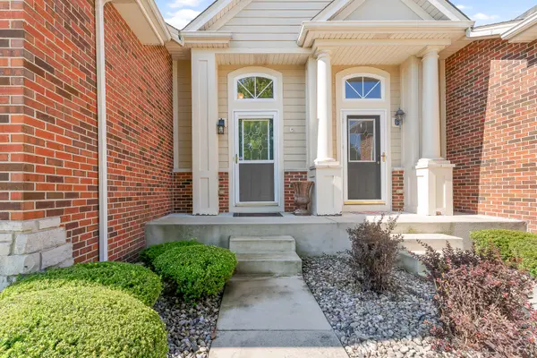 9855 Oakwood CT, St. John, IN 46373