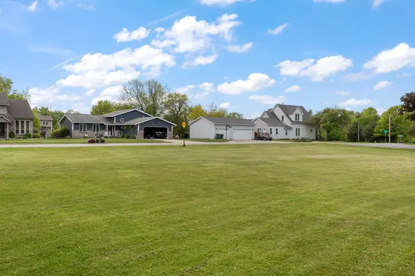 256 Pineview LN, Valparaiso, IN 46383