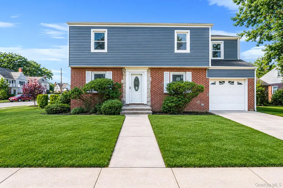 1 Hudson CT, Lynbrook, NY 11563
