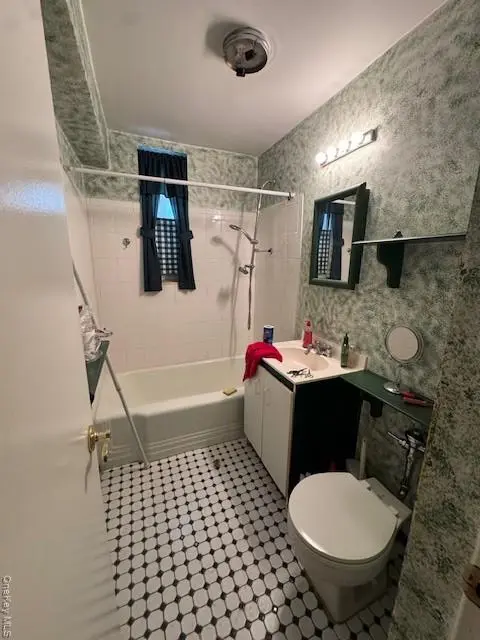 221 McDonald #1G, Brooklyn, NY 11218