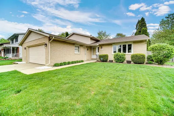 330 Persimmon DR, Schererville, IN 46375