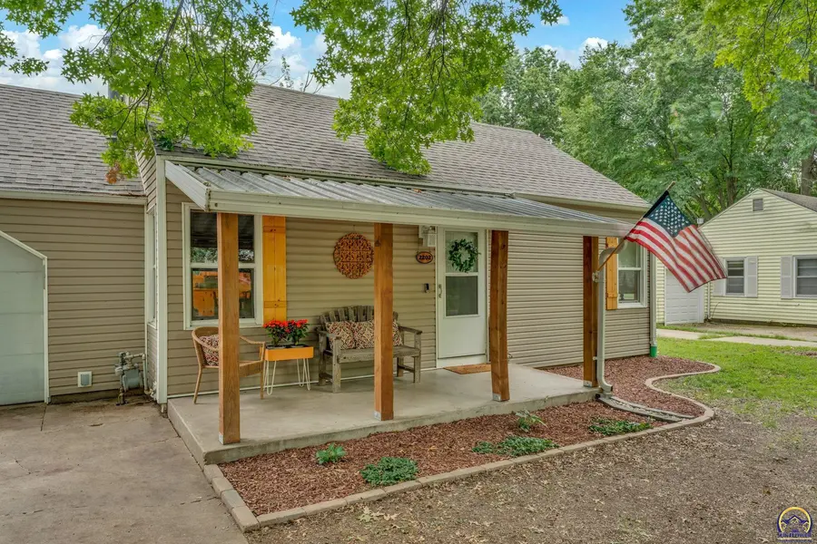 2202 SW Moundview DR, Topeka, KS 66614
