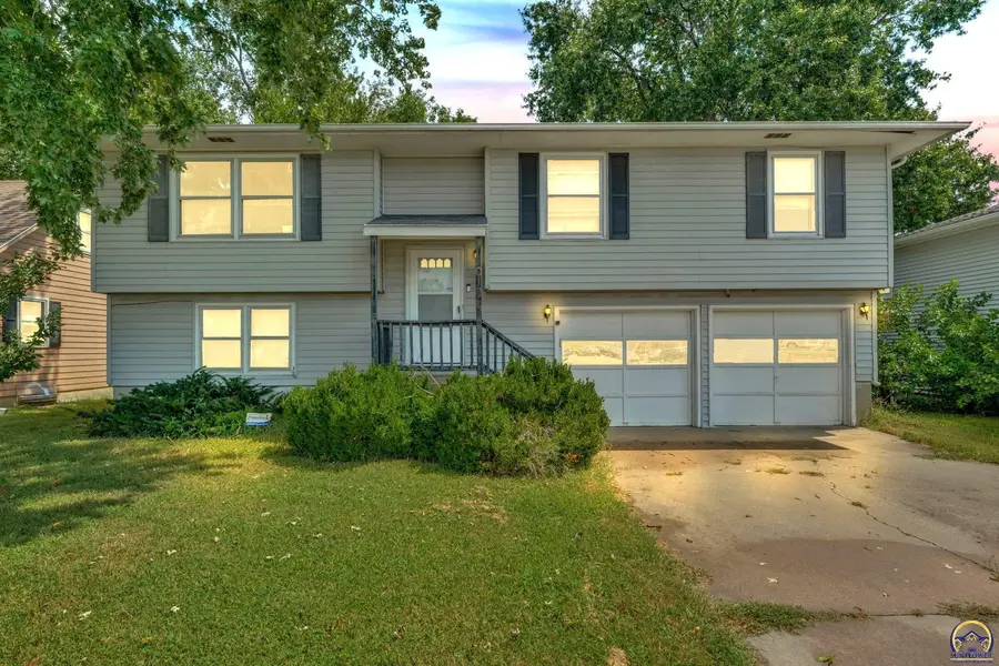 2018 SW Fairlawn RD, Topeka, KS 66604