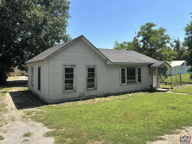 330 Pine ST, Cottonwood Falls, KS 66845
