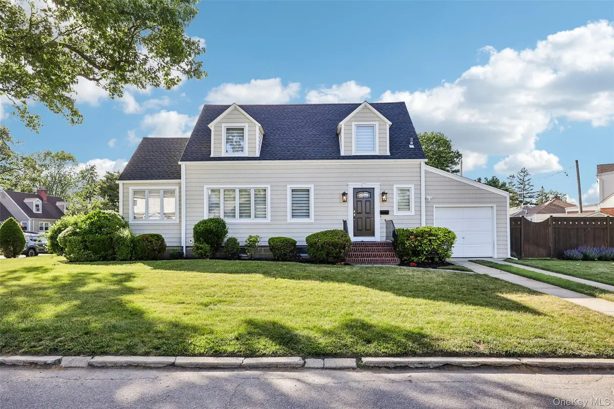 1660 Fenimore RD, Hewlett, NY 11557