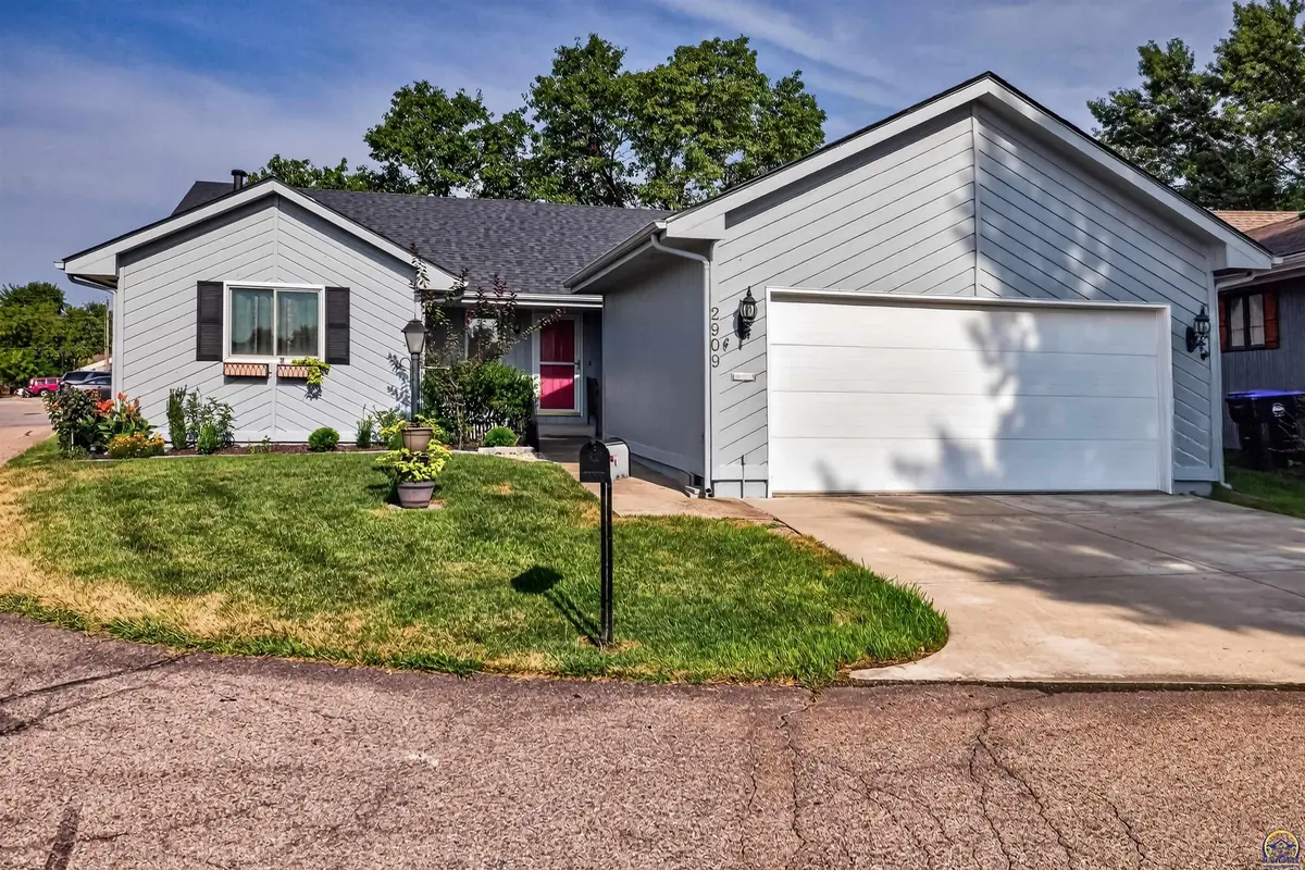 2909 SW Cedar Cove CT, Topeka, KS 66614