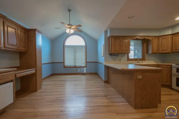 2223 SW Pondview DR, Topeka, KS 66614