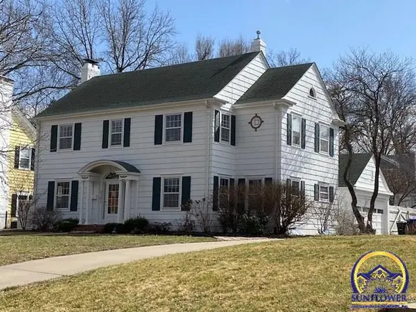 3137 SW Canterbury LN, Topeka, KS 66604