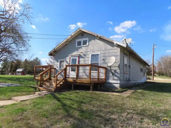 220 E 10th St, Strong City, KS 66869-0000