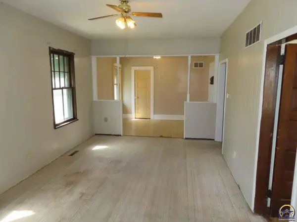 220 E 10th St, Strong City, KS 66869-0000