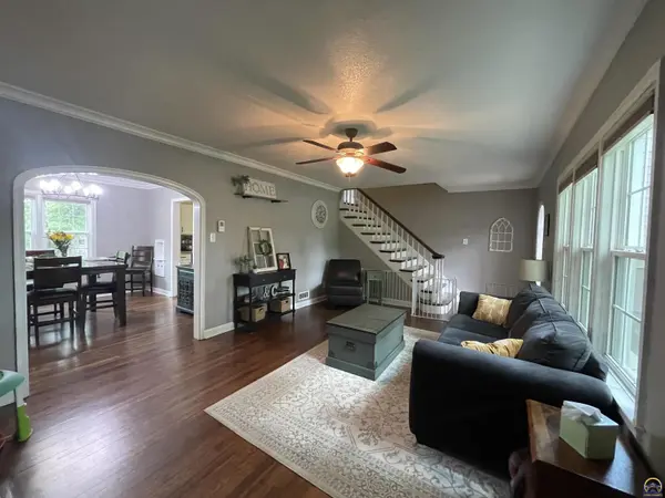 2806 SW Huntoon ST, Topeka, KS 66604
