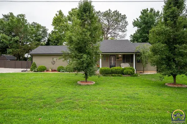 101 6th St, Maple Hill, KS 66507