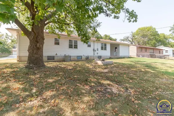 2416 SW Crest DR, Topeka, KS 66614