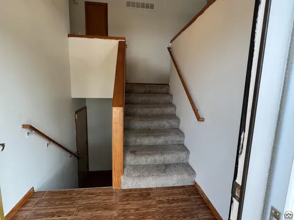 1806 SW Valley View DR, Topeka, KS 66615