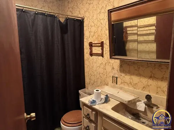 710 N 8th St, Hiawatha, KS 66434