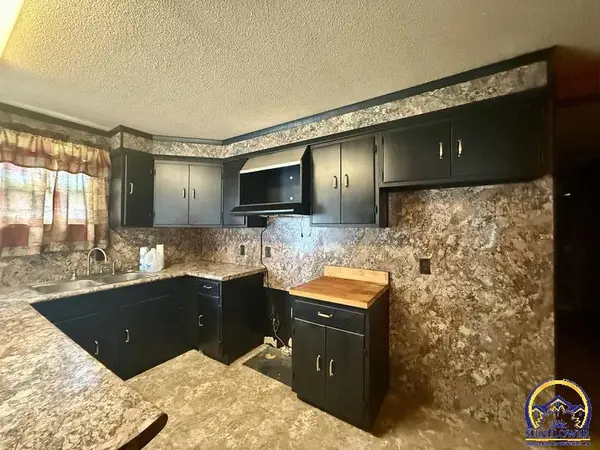 710 N 8th St, Hiawatha, KS 66434