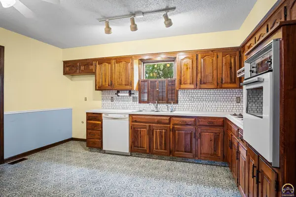 5930 SW 23rd TER, Topeka, KS 66614