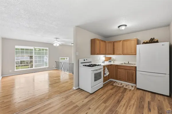 841 SE Brookside DR, Topeka, KS 66607