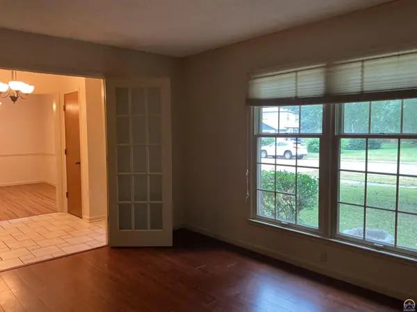 2910 SW 35th ST, Topeka, KS 66614