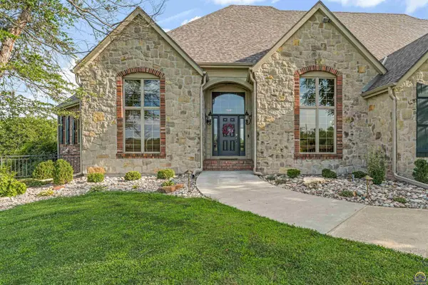 8001 SW Huntoon ST, Topeka, KS 66615