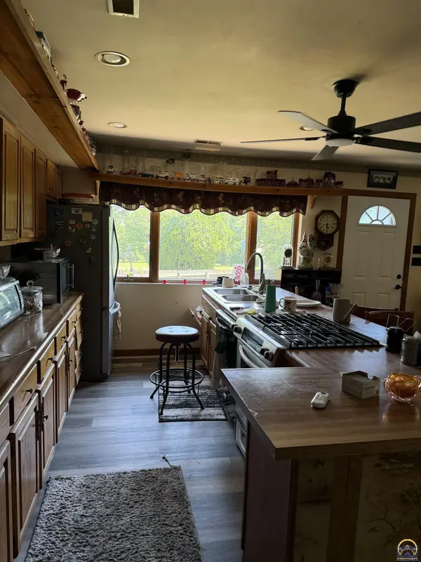 10021 SE Shadden RD, Overbrook, KS 66524