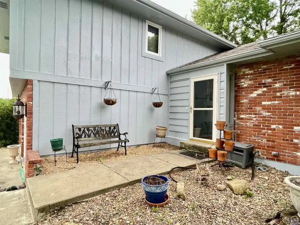 3833 SW Canterbury Town RD, Topeka, KS 66610