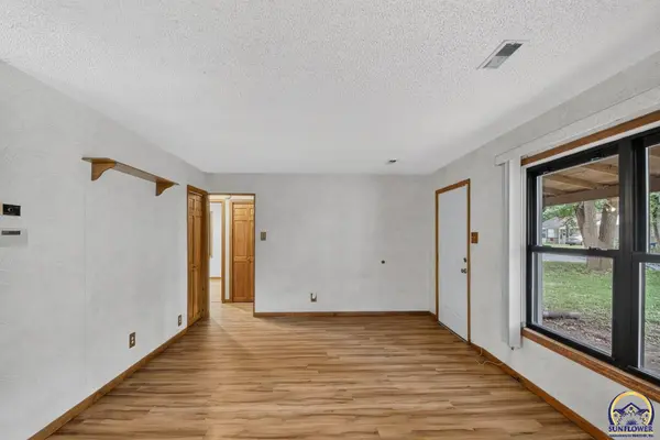 2530 SW Hillcrest RD, Topeka, KS 66614