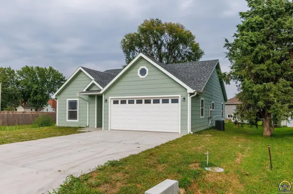 130 Sunset LN, Maple Hill, KS 66507