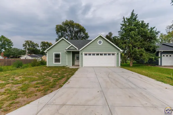 130 Sunset LN, Maple Hill, KS 66507