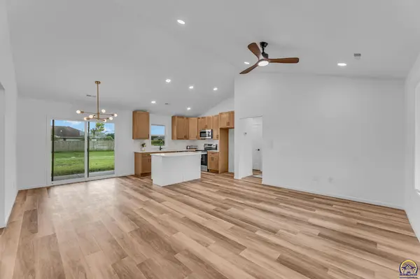 1929 NW Waldo Way, Topeka, KS 66608