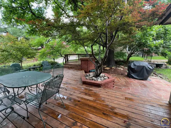 2860 SW Plass AVE, Topeka, KS 66611