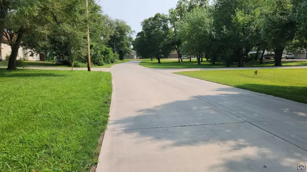 310 Hiawatha DR, Hiawatha, KS 66434