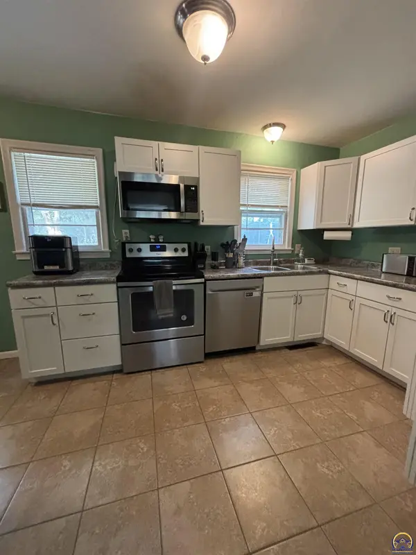 2300 SW Indian Trail, Topeka, KS 66614