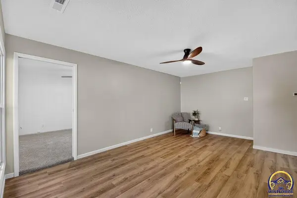 1934 SW Edgewater TER, Topeka, KS 66604