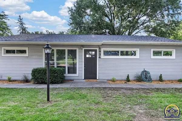 1934 SW Edgewater TER, Topeka, KS 66604