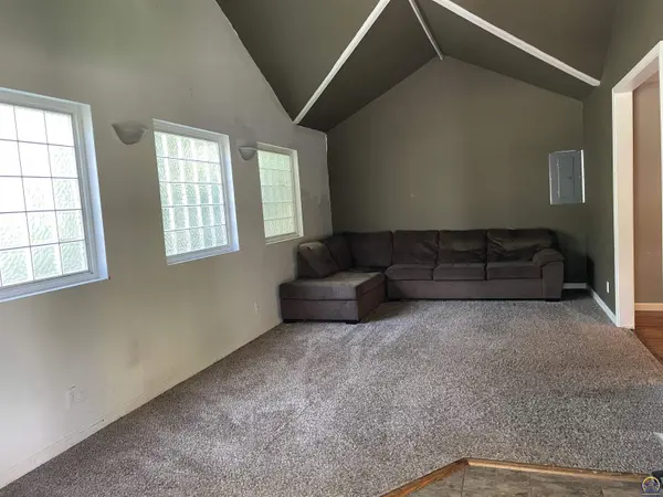 2424 SW Mission AVE, Topeka, KS 66610