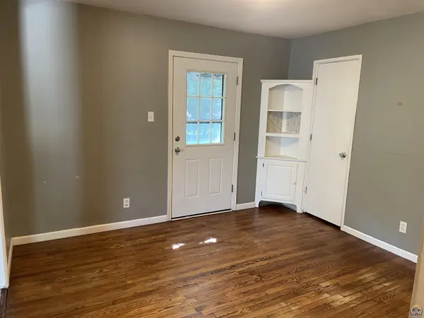 2424 SW Mission AVE, Topeka, KS 66610