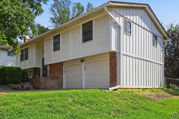2724 SW Tutbury Town RD, Topeka, KS 66614