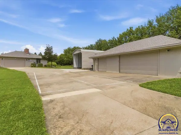 8822 SW 37th ST, Topeka, KS 66614
