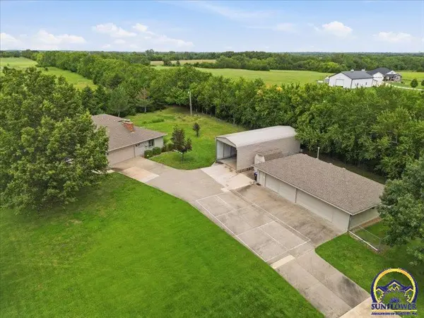 8822 SW 37th ST, Topeka, KS 66614