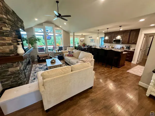 3221 SE Blazing Star DR, Topeka, KS 66609