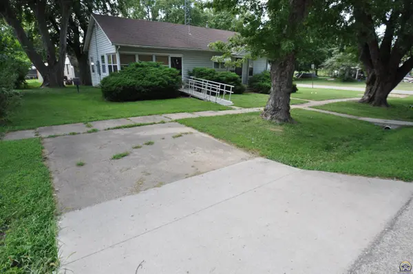 400 S 3rd St., Hiawatha, KS 66434