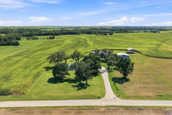 18306 Cottonwood Rd, Maple Hill, KS 66507